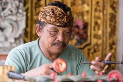 Pak Nangah Karsa joue du gangsa - Bali, Indonésie