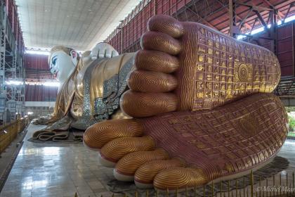 Le bouddha couché du temple Kyauk Htat Gyi mesure 65m de long.