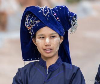 Femme Pao en costume de fête.