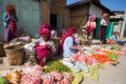 Tous les cinq jours, les femmes pao descendent de leur village pour vendre le fruit de leur récolte.