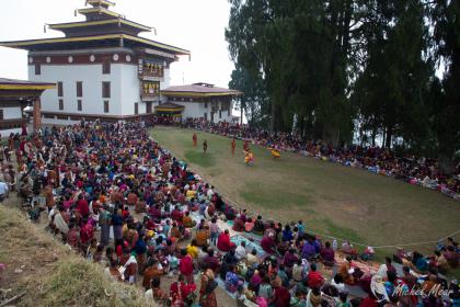 Talo Tsechu, festival de danses sacrées qui dure de 3 à 4 jours. La plupart des Dzong et monastères organisent ce genre de fête annuelle.