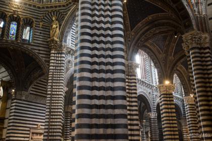 L'intérieur de la cathédrale tout en marbre...